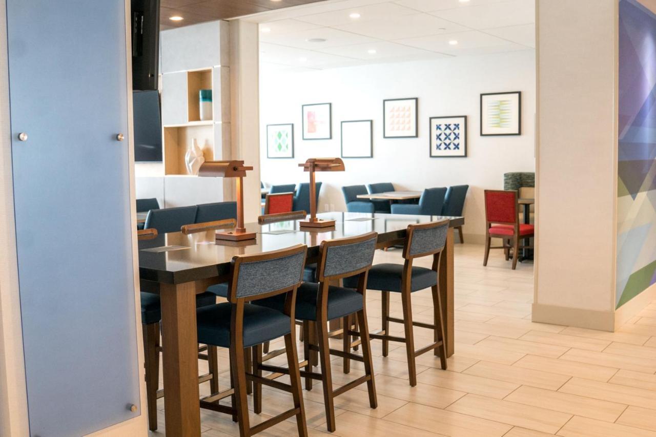 Holiday Inn Express & Suites - Brandon By Ihg Εξωτερικό φωτογραφία