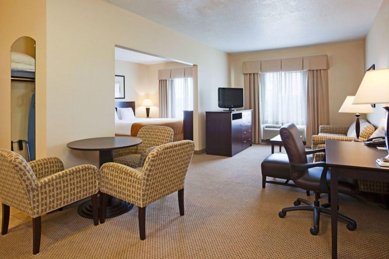 Holiday Inn Express & Suites - Brandon By Ihg Εξωτερικό φωτογραφία